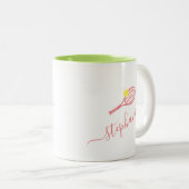 テニスボー名門私立校風のルモノグラムのパーソナライズピンクグリーン ツートーンマグカップ (正面右)