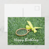 テニスラケットとテニスボールが緑の草の上にある ポストカード (正面/裏面)