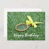 テニスラケットとテニスボールは緑の草の上にある ポストカード (正面/裏面)