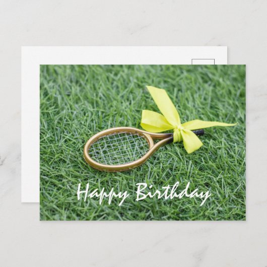 テニスラケットとテニスボールは緑の草の上にある ポストカード (正面/裏面)