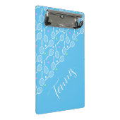 テニスラケットとボールスカイブ淡い色のルー ミニクリップボード (アングル)