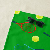 テニスラケットとボールパターン ビーチタオル (インサイチュ)