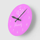 テニスラケットとボール深いピンク ラウンド壁時計 (傾斜)