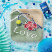 テニスラケットとLOVEの単語をコートに付いたボール ペーパープレート (パーティー)