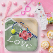 テニスラケットとLOVEの単語をコートに付いたボール ペーパープレート (パーティー)