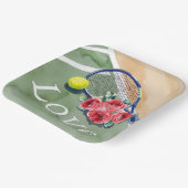 テニスラケットとLOVEの単語をコートに付いたボール ペーパープレート (傾斜あり)