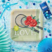 テニスラケットとLOVEの単語をコートに付いたボール ペーパープレート (パーティー)