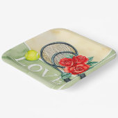 テニスラケットとLOVEの単語をコートに付いたボール ペーパープレート (傾斜あり)