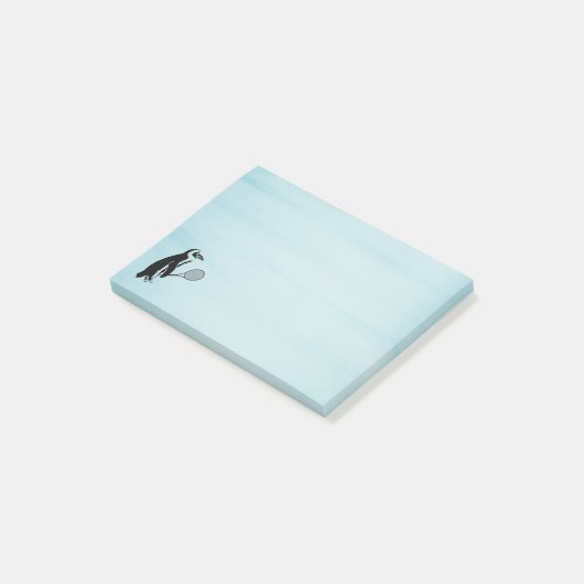 テニスラケットを青い背景にしたペンギン ポストイット (アングル)