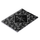 テニスラケットボールパターンイニシャル&ネームモノグラム ノートブック (左側)