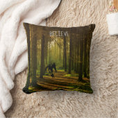 テニスラケット付きビッグフットと森の文字 クッション (ブランケット)