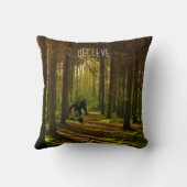 テニスラケット付きビッグフットと森の文字 クッション (裏面)