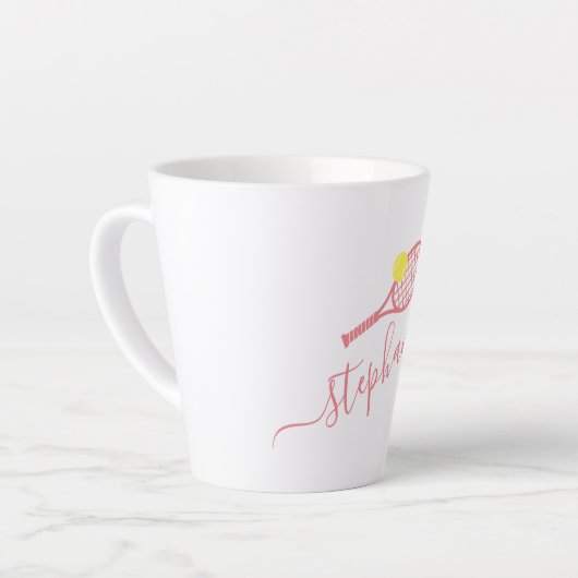 テニス名門私立校風のモノグラムパーソナライズされたピンク カフェラテマグ (左アングル)