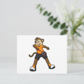 テニス選手としてテニスラケットを持つサル ポストカード (スタンド正面)