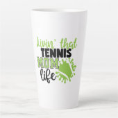 テニス選手 | Livin That Tennis Mom Life カフェラテマグ (正面)