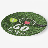 テニス50誕生日テニスボールとナンバーラブ ペーパープレート (アングル)
