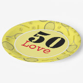 テニス50誕生日テニスボールとナンバーラブ ペーパープレート (アングル)