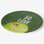 テニス50誕生日テニスボールとプレーヤーグリーン ペーパープレート (アングル)