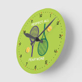 テニス：すべてを尊重し、恐怖なし – 緑 ラウンド壁時計 (傾斜)