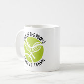 テニス、テニススポーツでビートする人々の涙 コーヒーマグカップ (正面左)