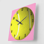 テニス・ボールのピンク スクエア壁時計 (傾斜)
