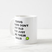 テニス・ボールのマグ コーヒーマグカップ (正面左)