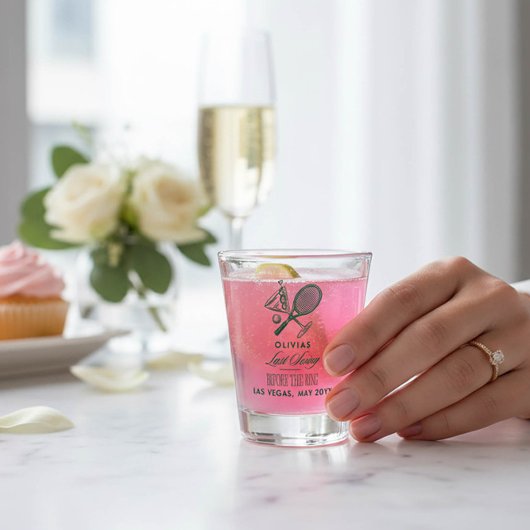 テニス 最後のスイングの前に指輪の独身女性 ショットグラス