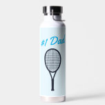 テニス#1パパ父の日青ギフト ウォーターボトル<br><div class="desc">ブラックテニスラケットとブルーのレトロなフォント鮮やかで「#1パパ」を搭載したウォーターボトルで、テニス選手やテニスファンのパパをプレゼント。父の日や誕生日などへの贈り物として素晴らしい。文字はカスタマイズ可能パーセルスタジオからのコレクションの一部。</div>