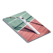 テニスNの片側のポストの集中ショット ノートブック (右側)