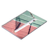 テニスNの片側のポストの集中ショット ノートブック (左側)