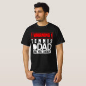 テニスTシャツ – 警告の，パパが大声で叫ぶ Tシャツ (正面フル)