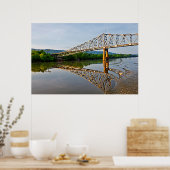 テネシー川にかかる橋の下を航行すること ポスター (キッチン)