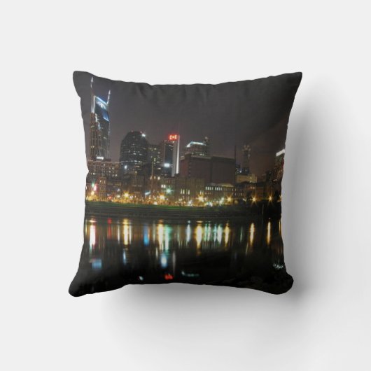 テネシー州ナッシュビルの夜のスカイライン クッション (裏面)