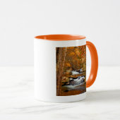 テネシー州、アメリカ。ラッシングマウンテンクリーク マグカップ (正面右)