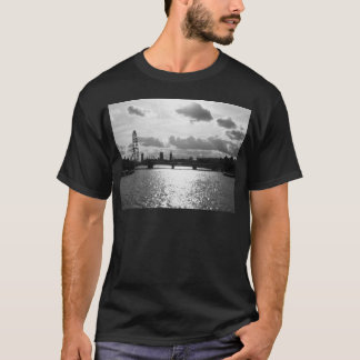 テムズ川とロンドンモノレール Tシャツ