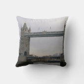 テムズ川の塔橋付き枕 クッション (裏面)