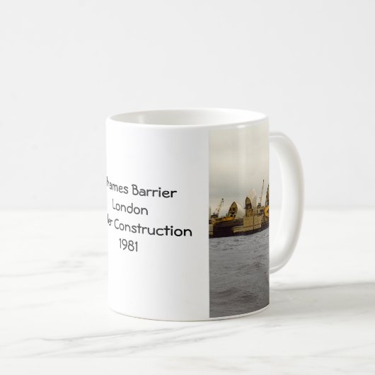 テムズ川の障壁のロンドンの建築 コーヒーマグカップ (正面右)