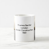 テムズ川の障壁のロンドンの建築 コーヒーマグカップ (中央)