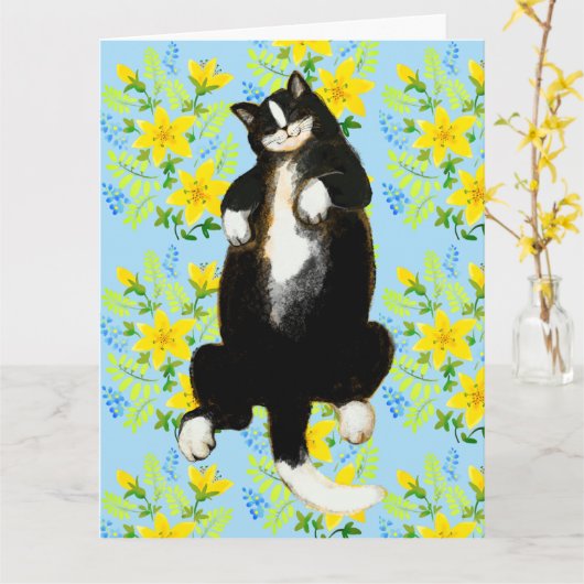 テュードル柄の猫が花模様のベッドで寝ている カード (黄色い花)