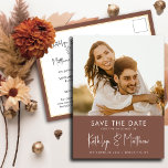 テラコッタおもしろいモダンスクリプシンプルト写真結婚の写真 案内ポストカード<br><div class="desc">テラコッタおもしろいスモダンクリプト写真シンプルの結婚式日付の発表はがきを保存する。あなたの家族、友人や同僚に知らせなさい結婚あなたのお祝いの日付を設定しエレガントてスタイリッシュ、結婚式は日付の招待カーモダンドを保存する。すべての文字は、自分の詳細で簡単かつ迅速にパーソナライズするために事前に配置されている。</div>