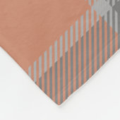 テラコッタとグレーのタータンチェックプライドとモノグラム フリースブランケット (角)