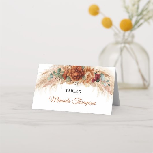 テラコッタとバーガンディの花々緑とパンパ プレイスカード (正面)