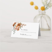 テラコッタと焦茶色の花々を使ったウェディング プレイスカード (正面)