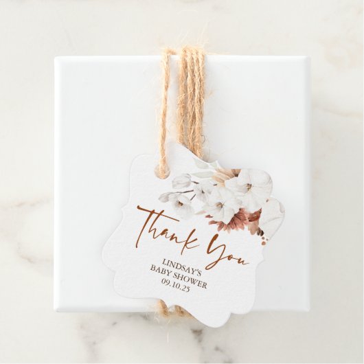 テラコッタと白い花のボヘミアンスタイルの感謝 フェイバータグ (インサイチュ)