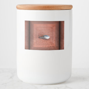 テラコッタの上のカタツムリのマクロ写真デジタルアート フードラベル