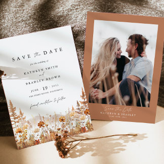 テラコッタの山に咲くワイルドフラワーの写真がデザインされたウエディングの結婚式予告状の裏面デザイン セーブザデート