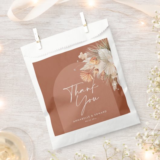 テラコッタの植物性モダンアーチのススキ フェイバーバッグ (クリップ留めされた状態)