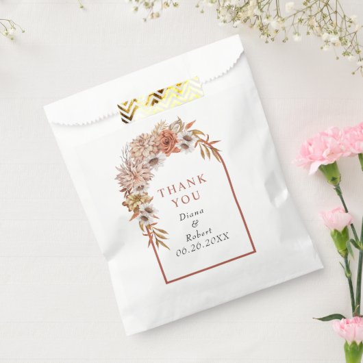 テラコッタの花と葉の結婚アーチ フェイバーバッグ (封をした状態)