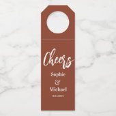 テラコッタの茶色の結婚式のお祝いメッセージ ボトルネックタグ (正面)