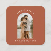 テラコッタアーチカップル写真QRコードウェディングRSVP エンクロージャーカード (正面)